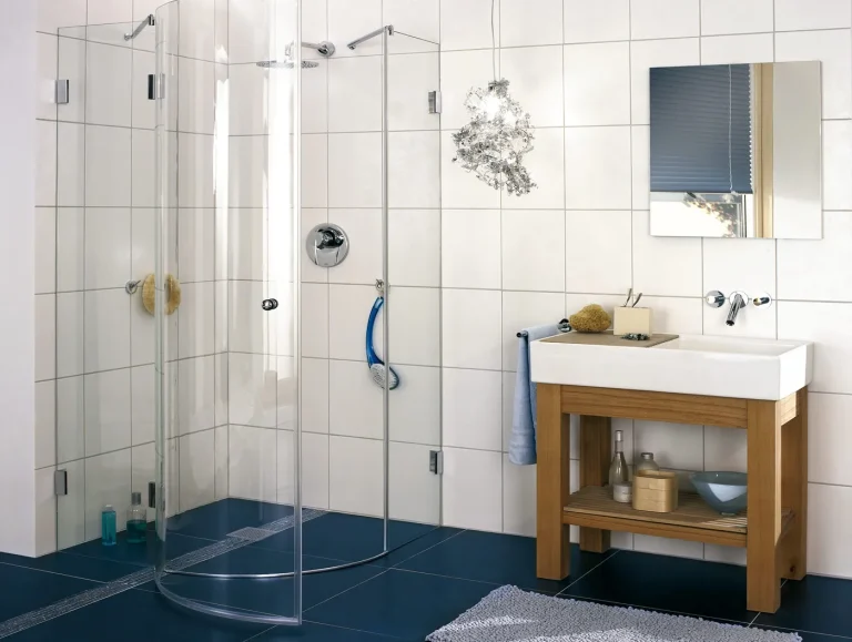 Duschkabine aus Glas mit Eckeinstieg im Badezimmer