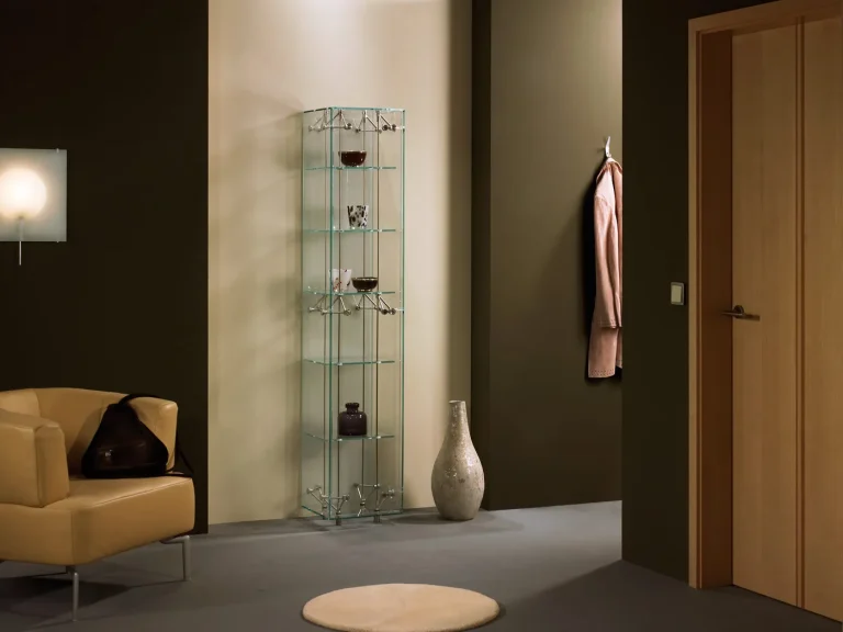 Hohe Glasvitrine im Flur